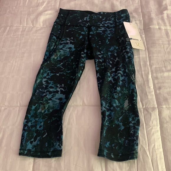 Lululemon Run: Top Speed Crop Full-On Luxtreme
Floral Backdrop Blue Denim Multi - Picture 7 of 14